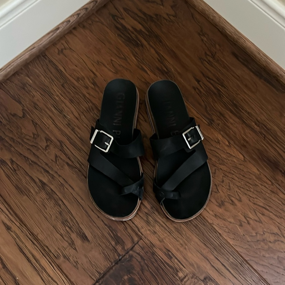 Gianni Bini leather flip flops
